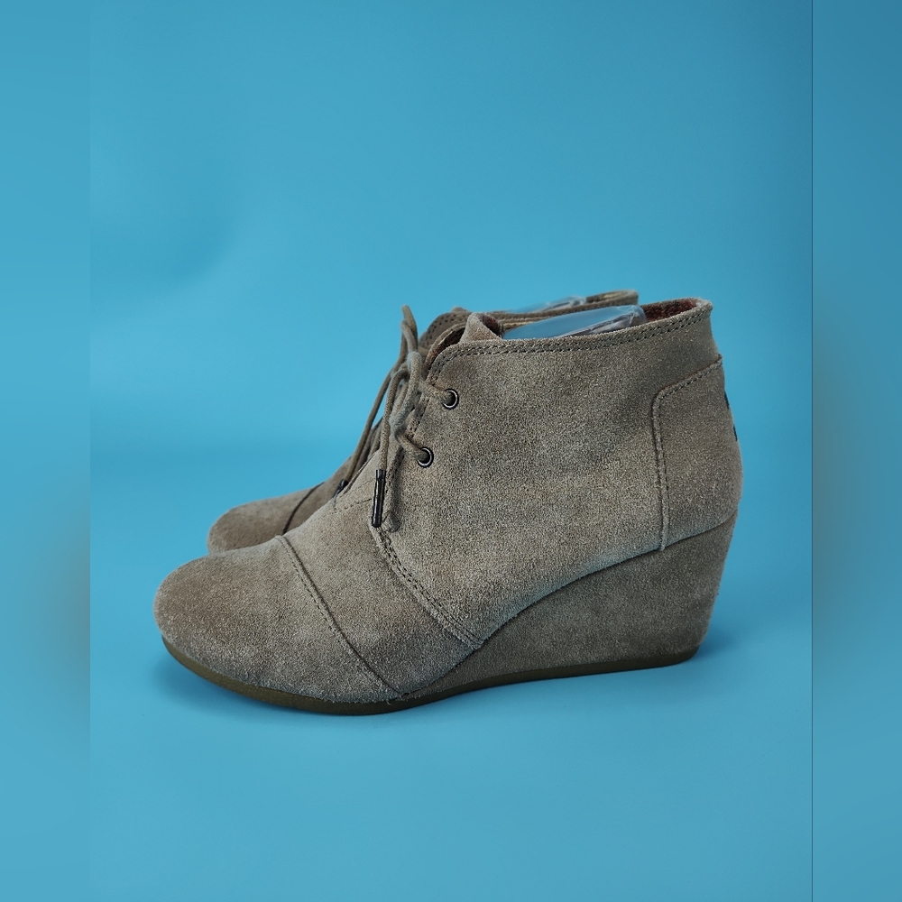 Tom’s Beige Suede Ankle Booties Boots with laces Women Size 9